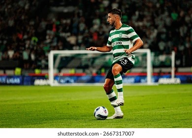 隐蔽骗术：揭秘“虚假战绩截图”的制造链条。（起底“虚假战绩截图”：还原背后的造假产业链）